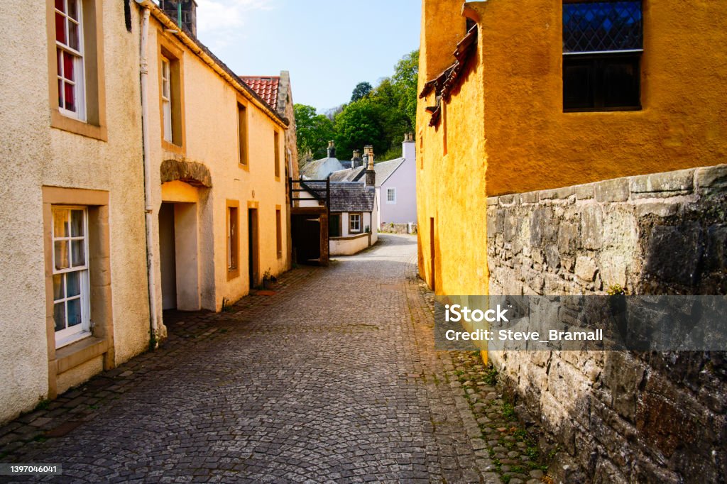Cobbled street named West Green in Culross village. Narrow cobbled back streets of Culross, a village on the Firth of Forth in Fife. Ancient Stock Photo