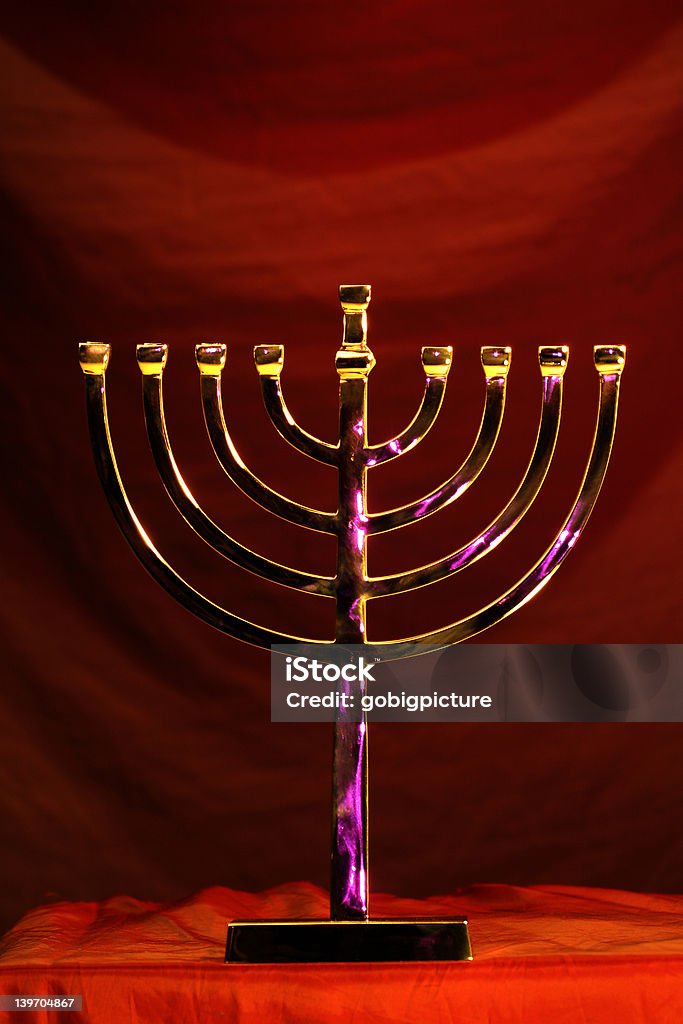 silver tradicional Hanukkah o menorah (candelabro judaico - Foto de stock de Colorido royalty-free