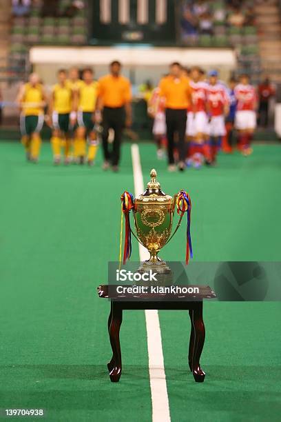 Trofeo Foto de stock y más banco de imágenes de Jugador de fútbol - Jugador de fútbol, Trofeo, Aire libre