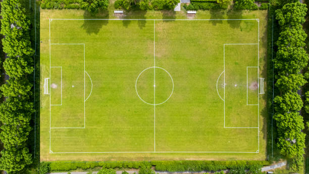 istock Voetbalveld luchtfoto met bomen 1397049425