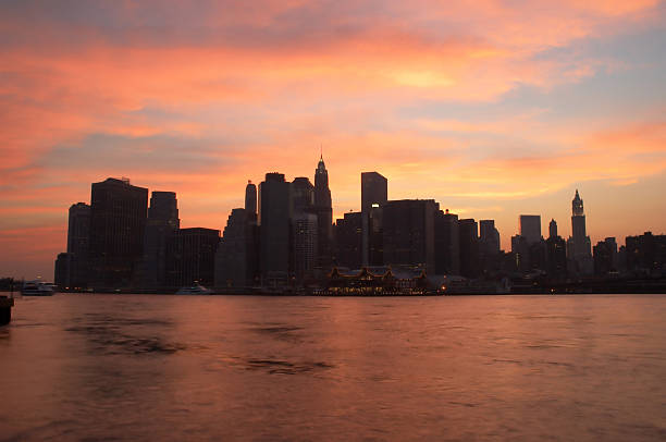 manhattan ao entardecer - new york state skyline new york city vibrant color - fotografias e filmes do acervo
