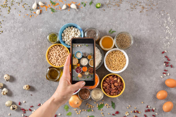 donna fotografa gli ingredienti della dieta - quinoa sesame chia flax seed foto e immagini stock