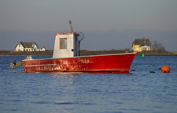 barco de pesca - buoy anchored sea wave - fotografias e filmes do acervo