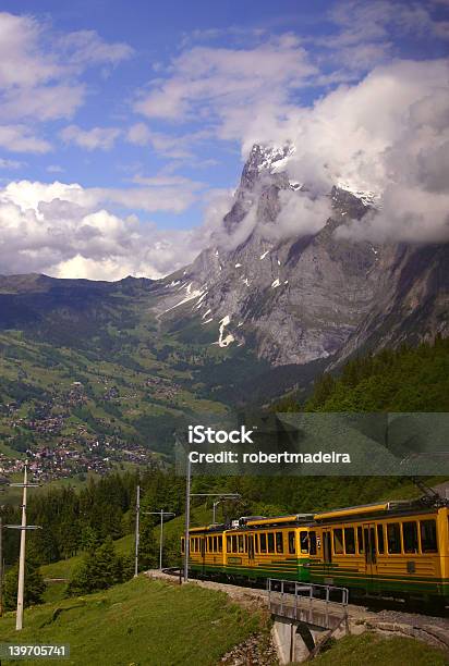 Cogroda Comboio Nos Alpes Suíços - Fotografias de stock e mais imagens de Alpes Europeus - Alpes Europeus, Ao Ar Livre, Comboio