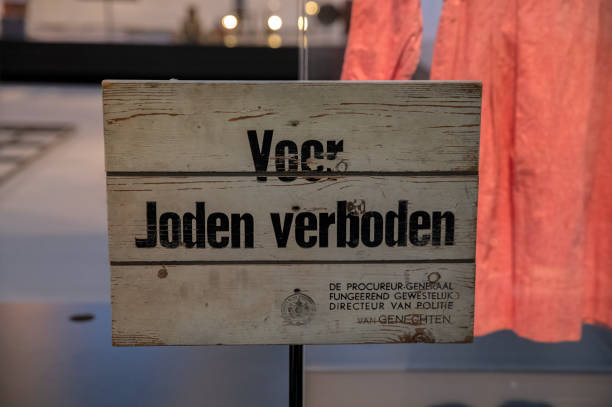 segno storico proibito per gli ebrei al museo storico ebraico di amsterdam paesi bassi - anti semitism foto e immagini stock