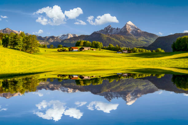 watzmann in den alpen, dramatische reflexion bei sonnenuntergang-nationalpark berchtesgaden - european alps germany landscaped spring stock-fotos und bilder