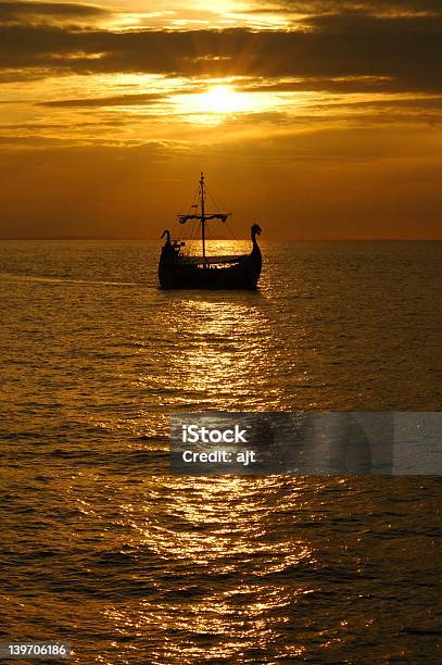 Закат Солнца — стоковые фотографии и другие картинки Корабль викингов - Корабль викингов, Закат солнца, Море