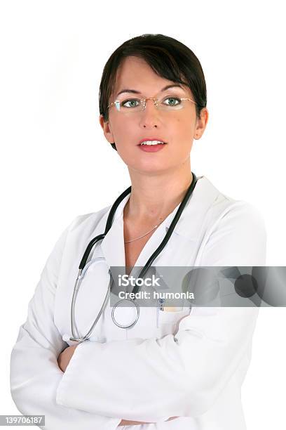 Infermiere O Medico - Fotografie stock e altre immagini di Braccia incrociate - Braccia incrociate, Persona di sesso femminile, Adulto