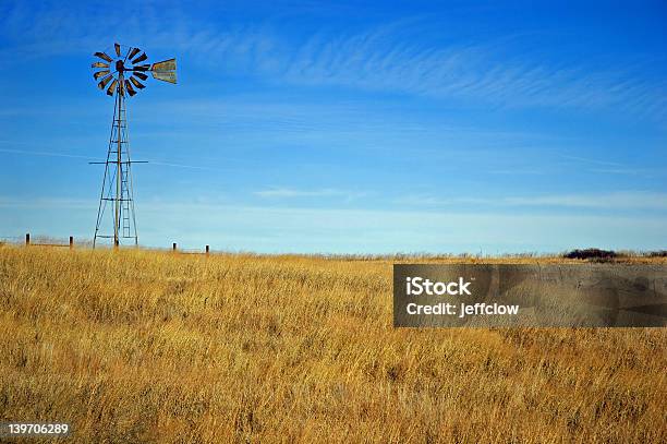 Golden Field Windmühle Stockfoto und mehr Bilder von Alt - Alt, Ebene, Windkraftanlage