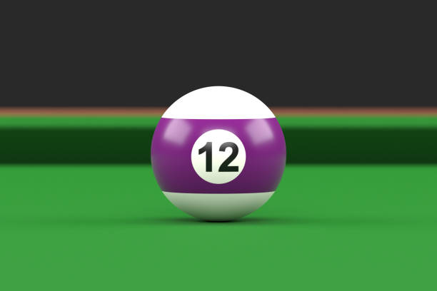 boule de billard numéro douze de couleur violette et blanche sur table de billard - 12 gage photos et images de collection