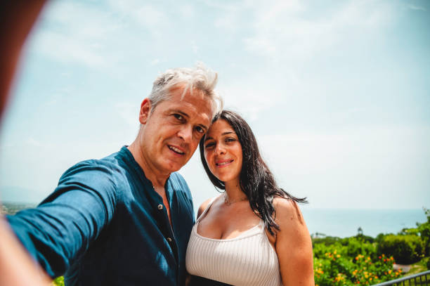 Trendy man and his beautiful girlfriend in love having genuine fun taking selfie at a seascape town tour - Wanderlust lifestyle travel vacation concept with tourist couple on sea city sightseeing hombre de moda y su hermosa novia enamorada divirtiéndose genuinamente tomándose una selfie en un recorrido por la ciudad del paisaje marino - concepto de vacaciones de viaje de estilo de vida wanderlust con una pareja de turistas en el turismo de la ciu