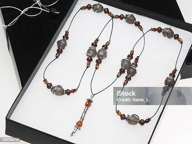 Geschenkverpackte Halskette Mit Perlen Stockfoto und mehr Bilder von Einwickelpapier - Einwickelpapier, Fotografie, Geschenk