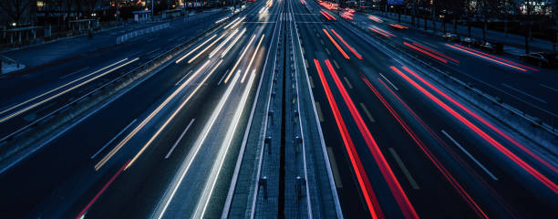 busy traffic, traffic moving in both directions at dusk - city vitality speed highway imagens e fotografias de stock