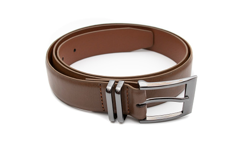Un cinturón marrón con una hebilla de metal photo
