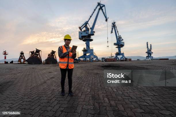 Seorang Wanita Bekerja Di Komputer Tablet Di Pelabuhan Kargo Foto Stok - Unduh Gambar Sekarang