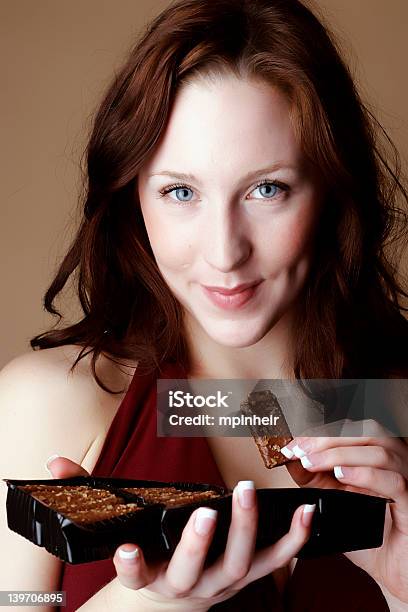 赤毛の女性押しながらボックスのチョコレート - えくぼのストックフォトや画像を多数ご用意 - えくぼ, おやつ, くつろぐ