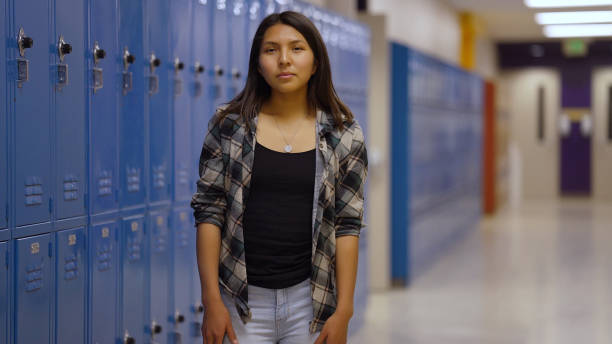 自信に満ちた15歳10代の女の子学校の肖像画 - 13 14 years teenager school education ストックフォトと画像