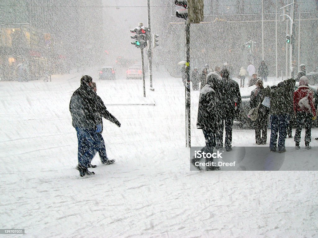 Snowstorm en la ciudad - Foto de stock de Finlandia libre de derechos