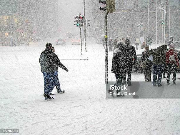 Snowstorm En La Ciudad Foto de stock y más banco de imágenes de Finlandia - Finlandia, Villa - Asentamiento humano, Coche