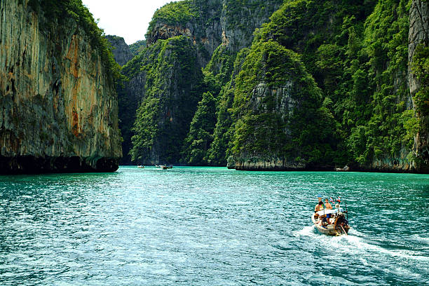 longtail boat en aguas color turquesa - foto de stock