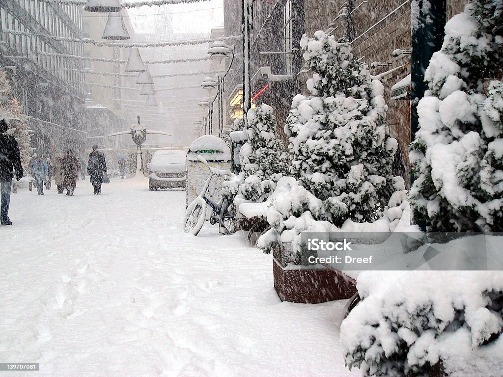 Neve molto forte in città - Foto stock royalty-free di Helsinki