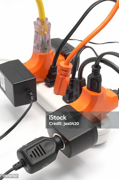 Sobrecarga Foto de stock y más banco de imágenes de Cable - Cable, Color - Tipo de imagen, Descuidado