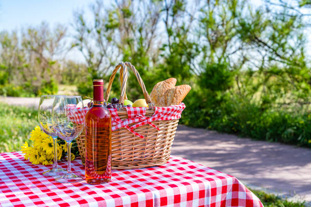 Picnic basket with food and wine outdoors​​​ foto