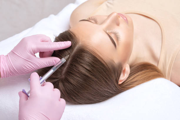 cosmetologista faz terapia de injeções contra queda de cabelo e anti-caspa de uma linda mulher em um salão de beleza. conceito de cosmetologia. - mesotherapy - fotografias e filmes do acervo