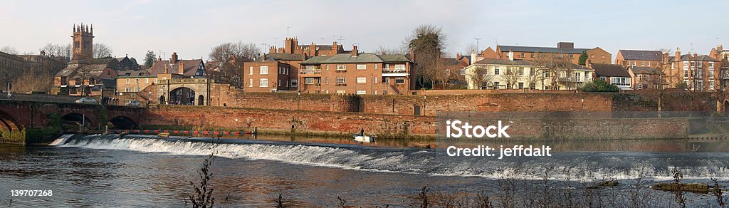 Panorama del río escena y romanos paredes - Foto de stock de Chester - Inglaterra libre de derechos