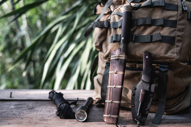 un coltello con attrezzature per la sopravvivenza nella foresta - tactical flashlight foto e immagini stock