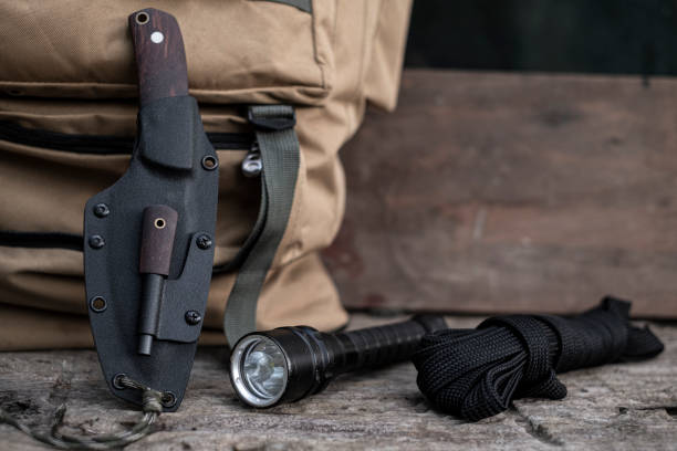 un coltello con attrezzatura per la sopravvivenza nella foresta - tactical flashlight foto e immagini stock