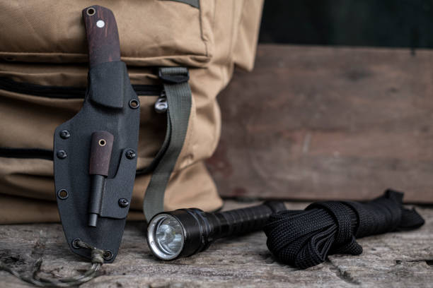 nóż ze sprzętem do przetrwania w lesie - tactical flashlight zdjęcia i obrazy z banku zdjęć