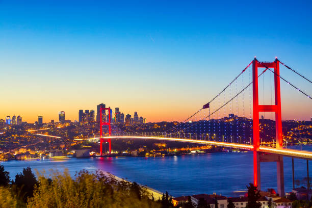 ponte istanbul bósforo ou ponte dos mártires de 15 de julho ao pôr do sol. istambul, turquia. - bósforo - fotografias e filmes do acervo