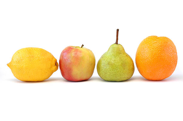 serie de frutas - comparison apple orange isolated fotografías e imágenes de stock
