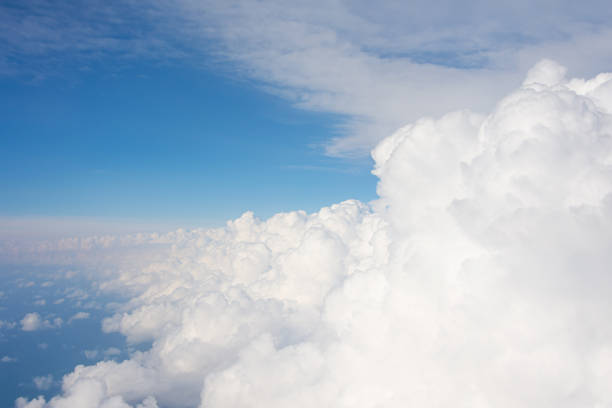 parede de nuvens brancas cumulus no céu de verão, tempestade de troposphere instável prenúncio de turbulência. - harbinger - fotografias e filmes do acervo