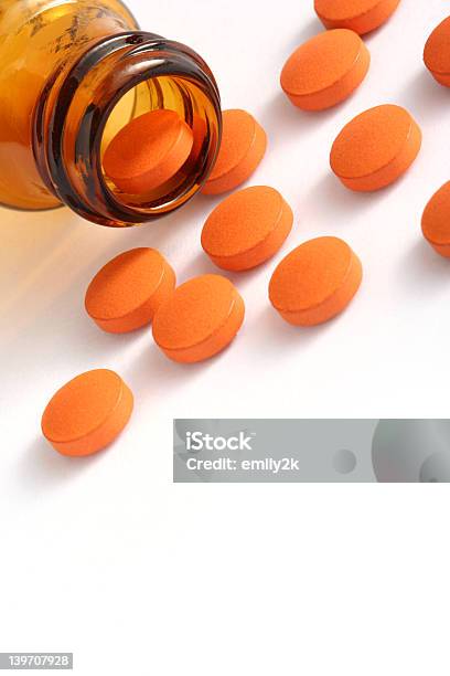 Tabletten Und Flasche Stockfoto und mehr Bilder von Acetylsalicylsäure - Acetylsalicylsäure, Biegung, Drogenart