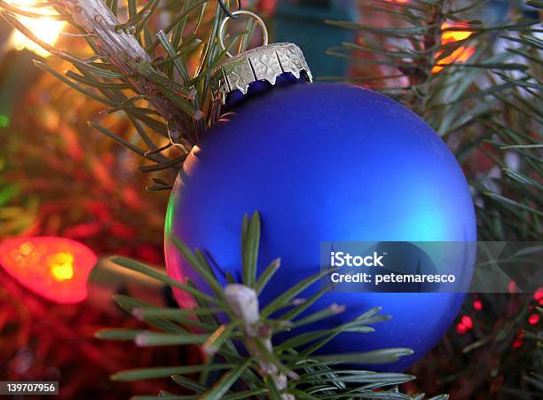 Foto de Bola De Natal Azul e mais fotos de stock de Comemoração - Conceito - Comemoração - Conceito, Copo, Culturas