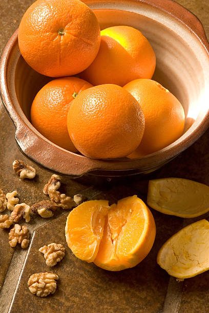 Bowl of oranges sur carrelage espagnol - Photo