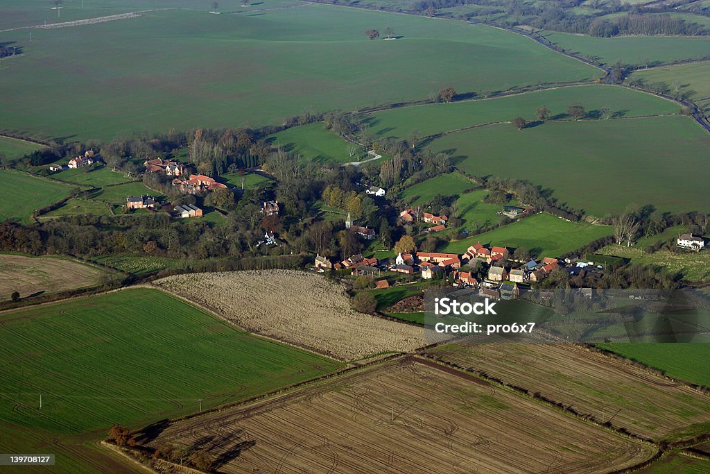 Vista aérea de un pequeño pueblo inglés - Foto de stock de Aldea libre de derechos