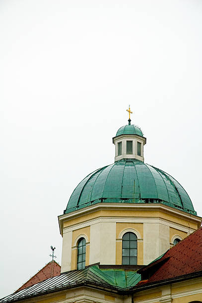 kirche und hotel - roof roof tile rooster weather vane stock-fotos und bilder