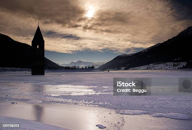 Torre Com Sino - Fotografias de stock e mais imagens de Alpes Europeus - Alpes Europeus, Ao Ar Livre, Azul