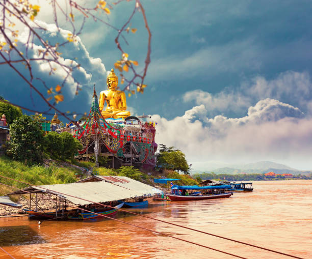 złoty gigantyczny posąg buddy na rzece mekong. - luang phabang laos thailand mekong river zdjęcia i obrazy z banku zdjęć