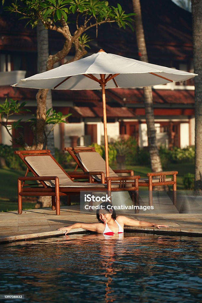 Donna asiatica con Frangipani - Foto stock royalty-free di Acqua