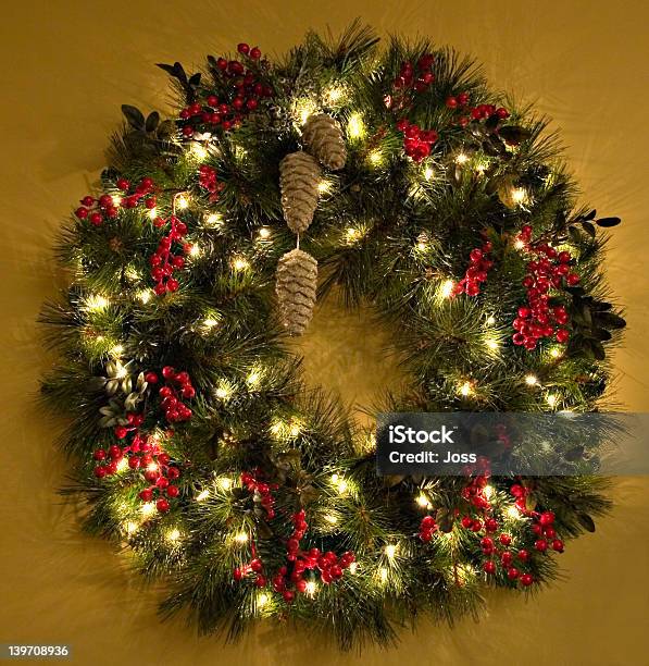 Foto de Coroa De Natal e mais fotos de stock de Natal - Natal, Coroa de flores - Arranjo de Flores, Céu Tempestuoso