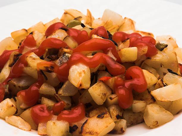 perto de picado de carne castanho batatas com ketchup - hash brown prepared potato hash potatoes obrien imagens e fotografias de stock