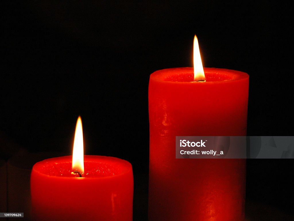 Zwei Kerzen in der Dunkelheit - Lizenzfrei Beleuchtet Stock-Foto
