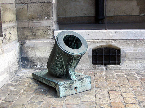 Mortar cannon at Ecole Militaire Mortar cannon at the Ecole Militaire in Paris ecole stock pictures, royalty-free photos & images