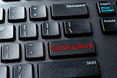 cancel-culture-enter-taste-auf-der-schwarzen-pc-tastatur-konzepte-von-ausgrenzung-und-call-out.jpg?b=1&s=170x170&k=20&c=HEDP3zZAZL-6vDm7GWhFeCgRT1WNF1KEQnt6XkmFtgg=