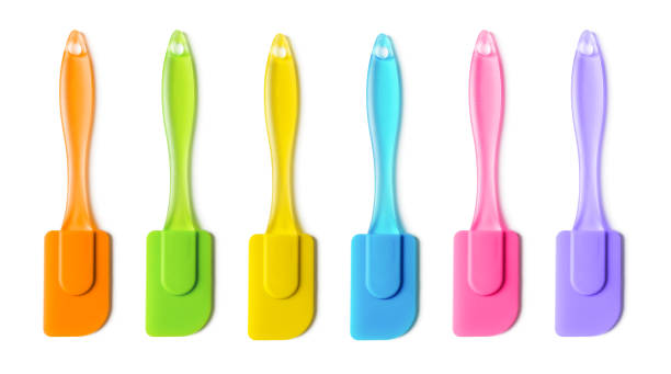 spatule de cuisson en silicone multicolore isolée sur fond blanc. spatules en caoutchouc coloré avec poignée pour la confiserie, la boulangerie et la pâtisserie. outil d’ustensiles de cuisine résistant à la chaleur. - spatula photos et images de collection