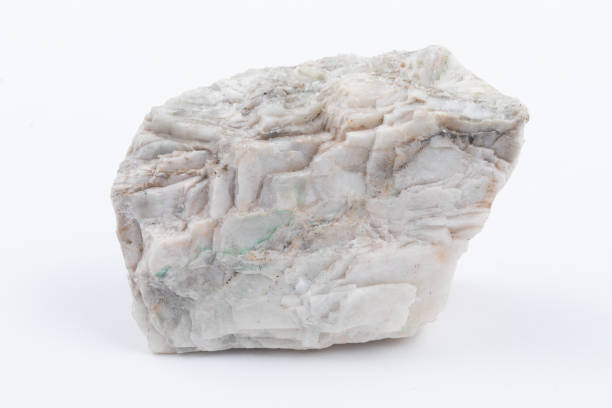 barite 또는 barytes는 barium sulphate와 barium 원소의 원천으로 만들어진 자연적으로 발생하는 미네랄입니다. 그것은 흰색 또는 무색이며 뚜렷한 밀도를 가진 크리스틴입니다. - barium 뉴스 사진 이미지